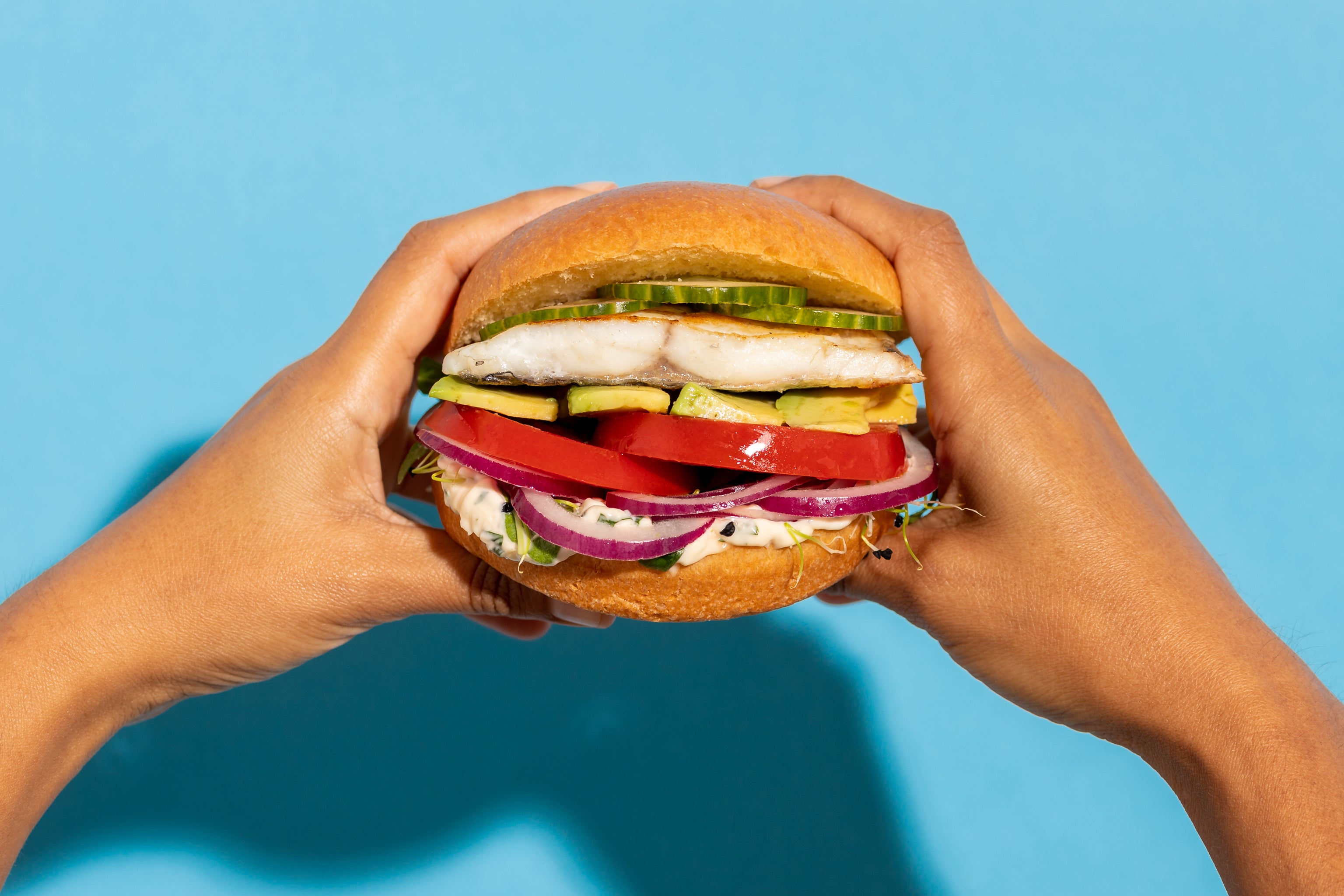 fischburger-mit-doradenfilet-und-frischem-kraeuterdip